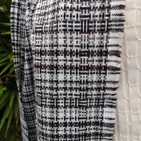 NWT CHERIE BLISS Black & White Plaid 100% Acrylic w/Fringe - Picture 6 of 9